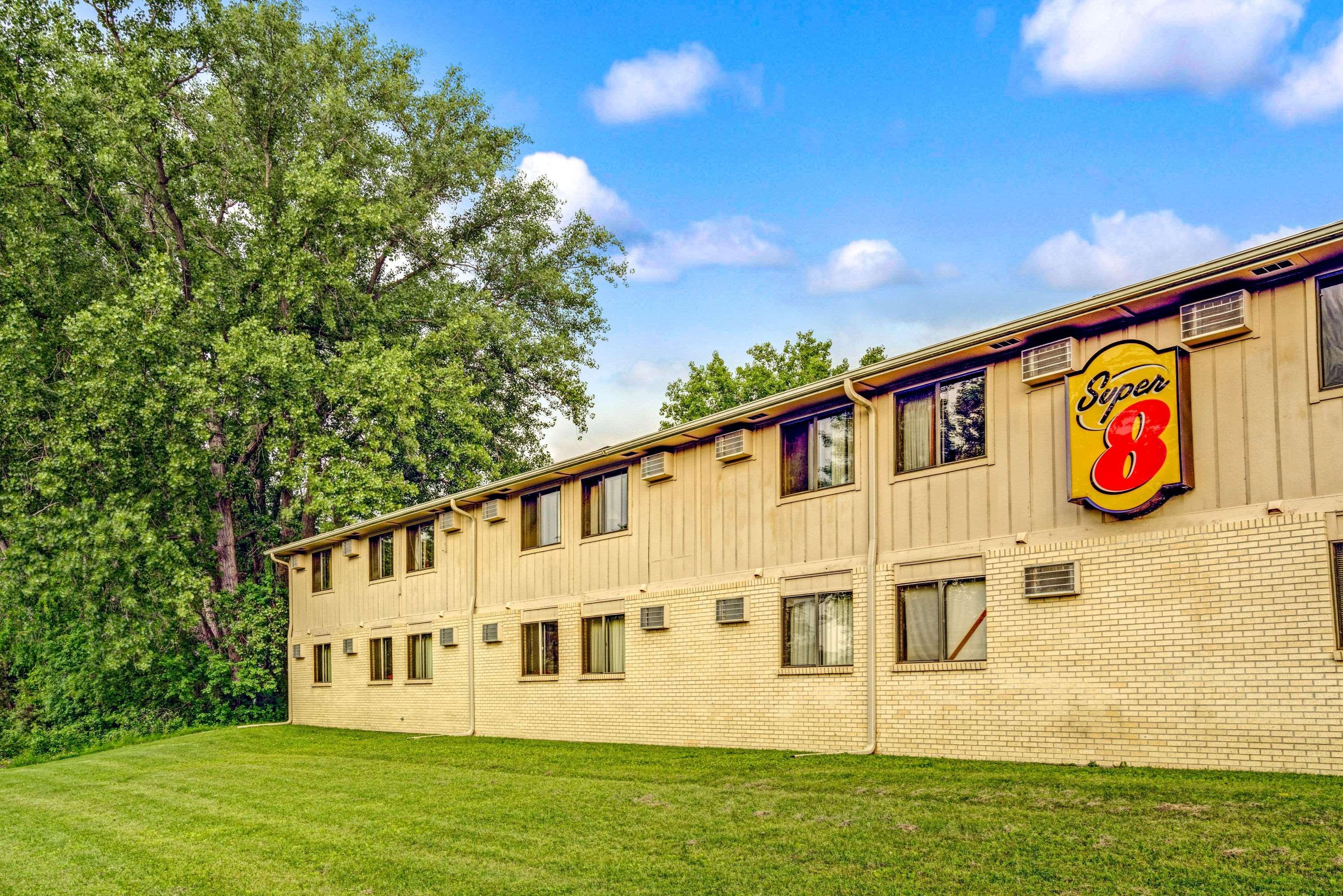 Super 8 By Wyndham Chaska Hotel Exterior photo