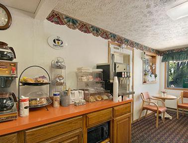 Super 8 By Wyndham Chaska Hotel Restaurant photo